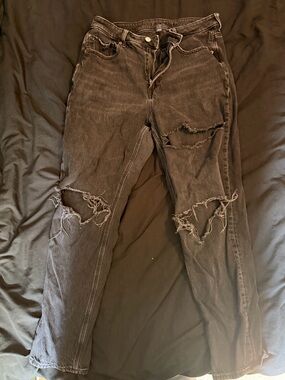 American Eagle Outfitters Women's mom jeans Distressed Black Jeans
